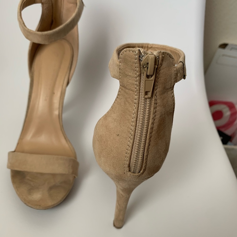 Size 8 heels - Picture 2 of 3